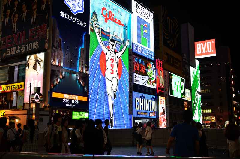 Explora las vibrantes luces de neón de Japón con viajes juveniles a Japón: una aventura en la ciudad que nunca duerme.